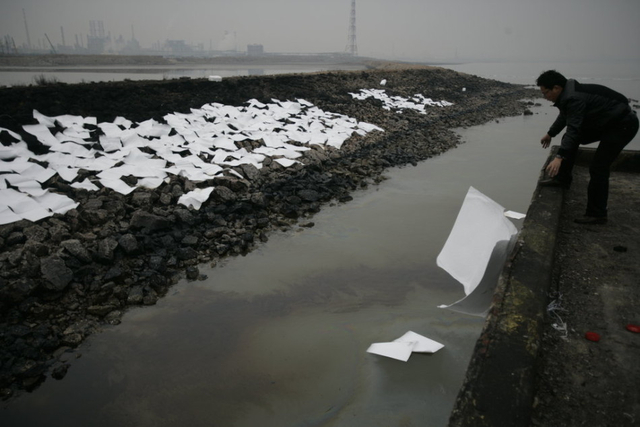 中石化输油管道爆炸致胶州湾海面被原油污染