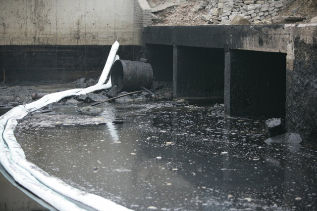 中石化输油管道爆炸致胶州湾海面被原油污染