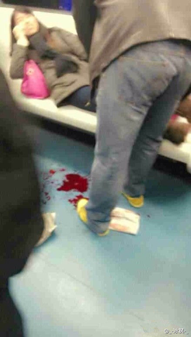 沈阳地铁女安检刀刺女乘客