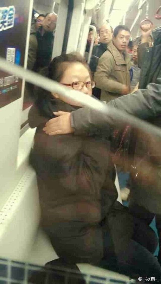 沈阳地铁女安检刀刺乘客