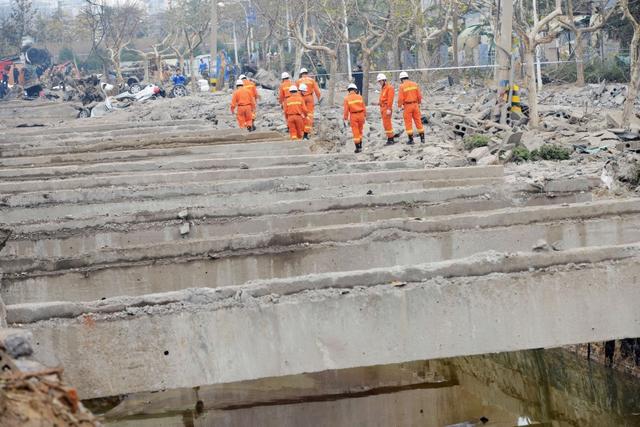 爆炸前搶修照曝光 新華社青島11月30日電 (記者 張旭東) 青島市黃島區