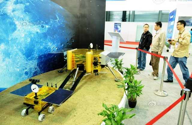 “嫦娥三号”月球车命名为“玉兔号”