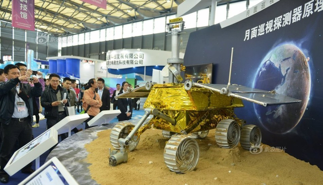 “嫦娥三号”月球车命名为“玉兔号”