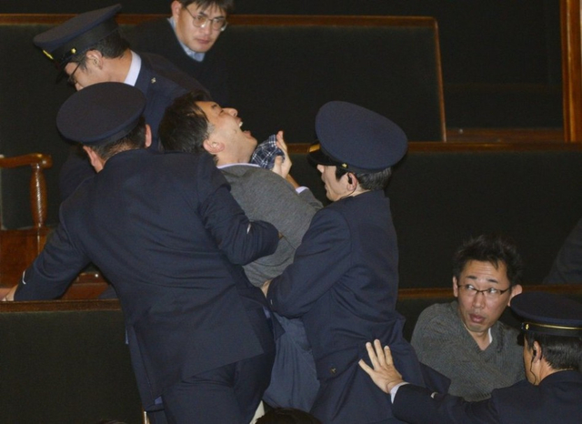 4         11月26日,日本东京,一名观众因向国会议员呼喊被安保缺员