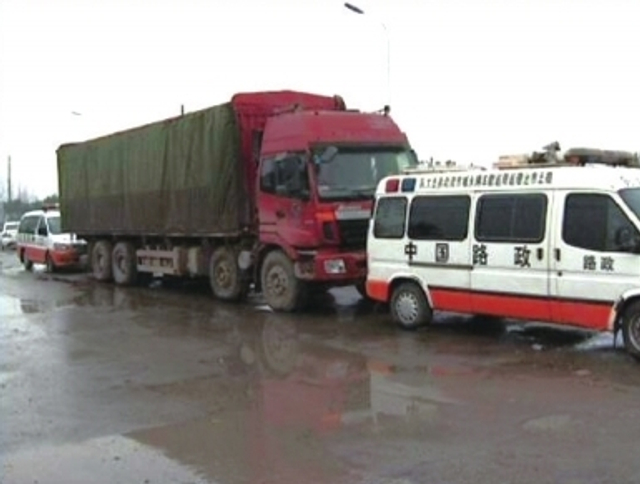 河南车主不堪乱收费自杀