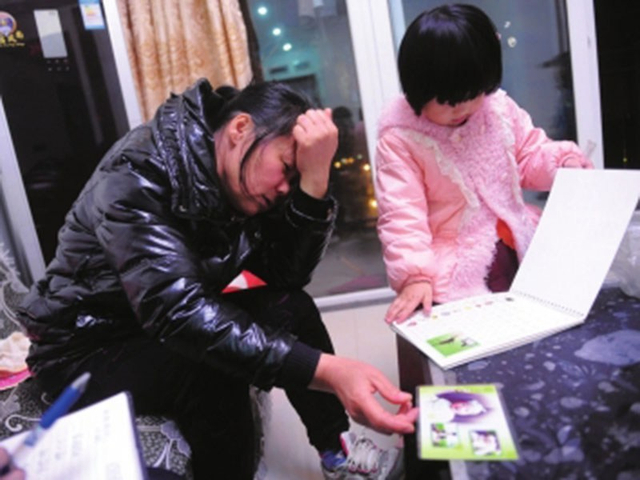 重庆小女孩电梯内摔打1岁半男童