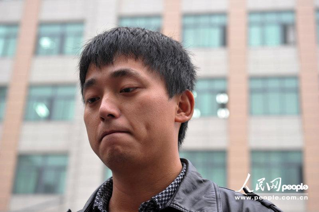 重庆小女孩电梯内摔打1岁半男童