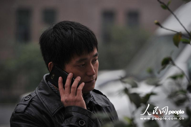 重庆小女孩电梯内摔打1岁半男童