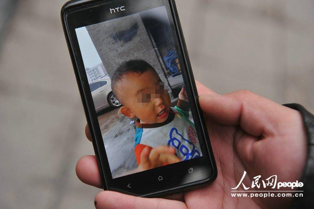 重庆小女孩电梯内摔打1岁半男童