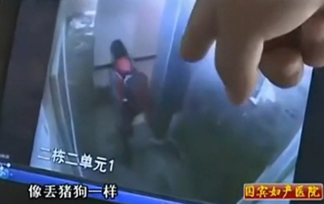 重庆小女孩电梯内摔打1岁半男童