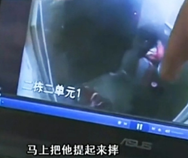 重庆小女孩电梯内摔打1岁半男童