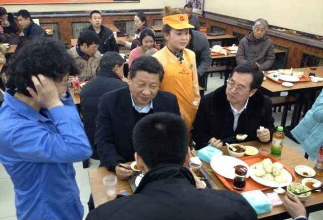 习近平排队买包子自己买单端盘子