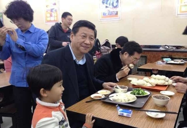 习近平排队买包子自己买单端盘子
