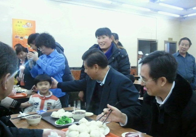 习近平排队买包子自己买单端盘子