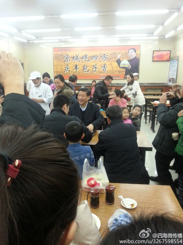 习近平排队买包子自己买单端盘子