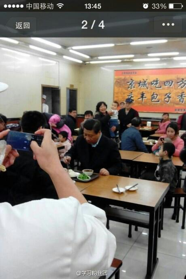 习近平排队买包子自己买单端盘子