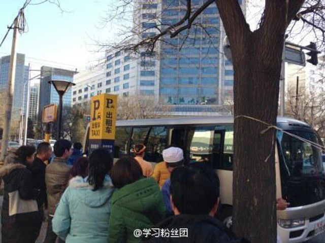 习近平排队买包子自己买单端盘子