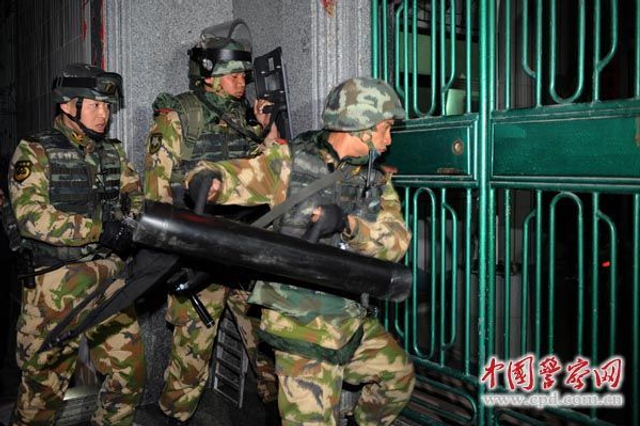 广东陆丰上千警察进村扫毒