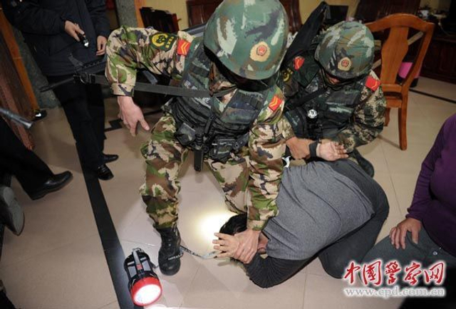 广东陆丰上千警察进村扫毒