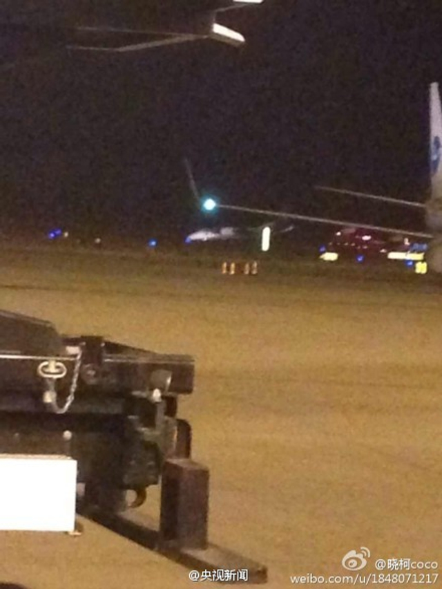 郑州机场一架飞机滑行时机头坠地