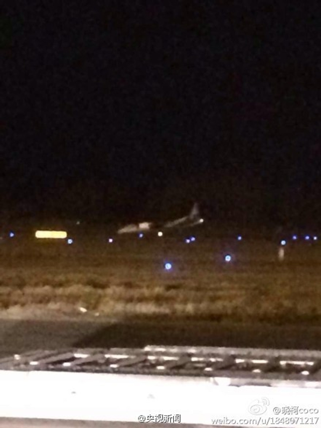 郑州机场一架飞机滑行时机头坠地