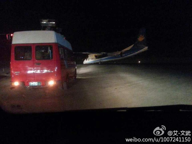 郑州机场一架飞机滑行时机头坠地