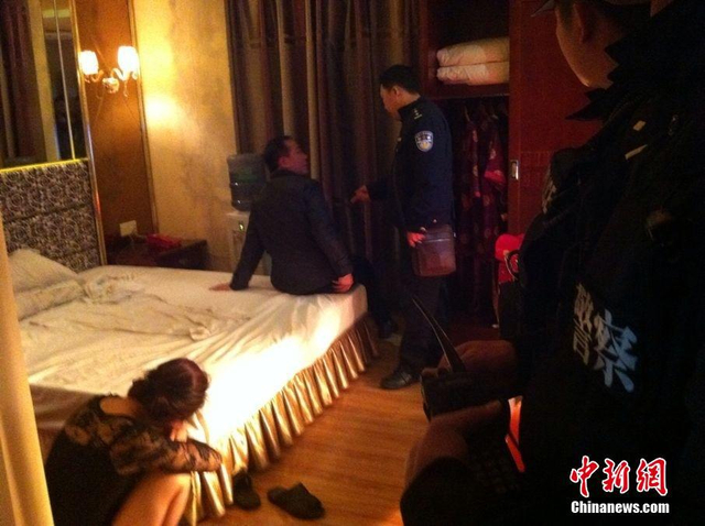 广东警方紧急查处东莞娱乐场所色情活动