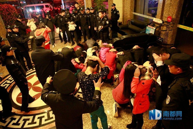 广东警方紧急查处东莞娱乐场所色情活动