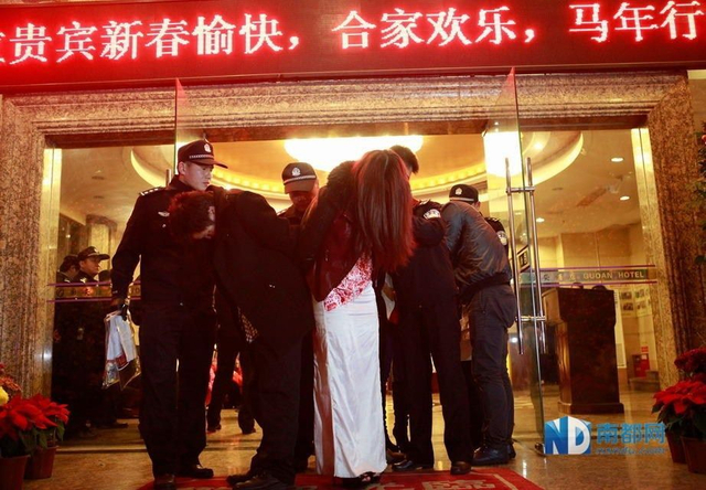 广东警方紧急查处东莞娱乐场所色情活动
