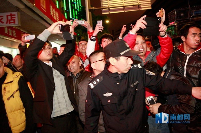 广东警方紧急查处东莞娱乐场所色情活动