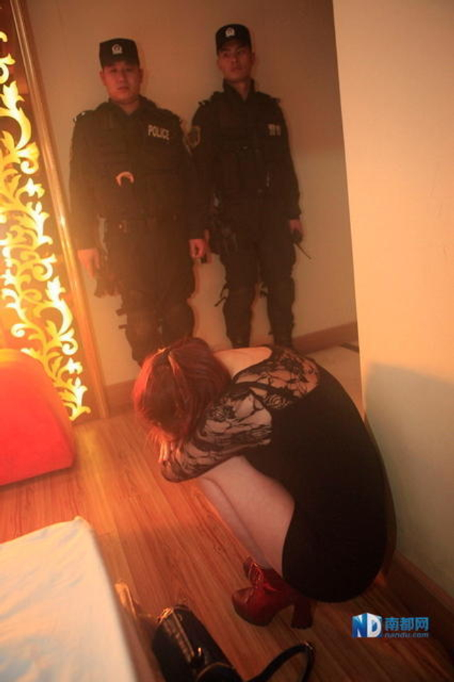 广东警方紧急查处东莞娱乐场所色情活动