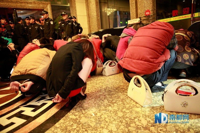 广东警方紧急查处东莞娱乐场所色情活动