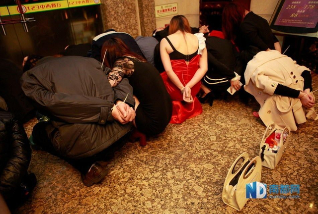 广东警方紧急查处东莞娱乐场所色情活动