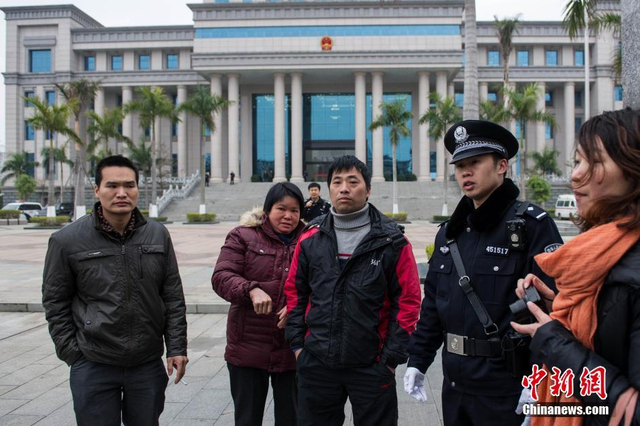 广西醉酒警察枪杀孕妇案开庭审理