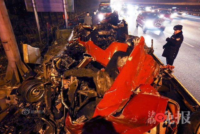 高速路车祸法拉利成碎片
