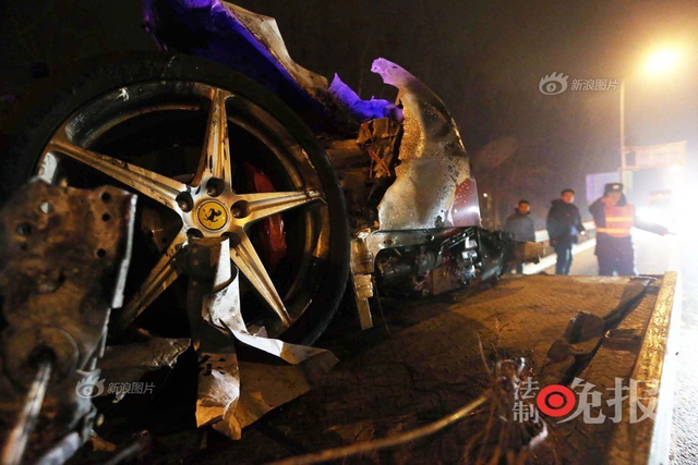 北京高速路车祸法拉利瞬间成碎片