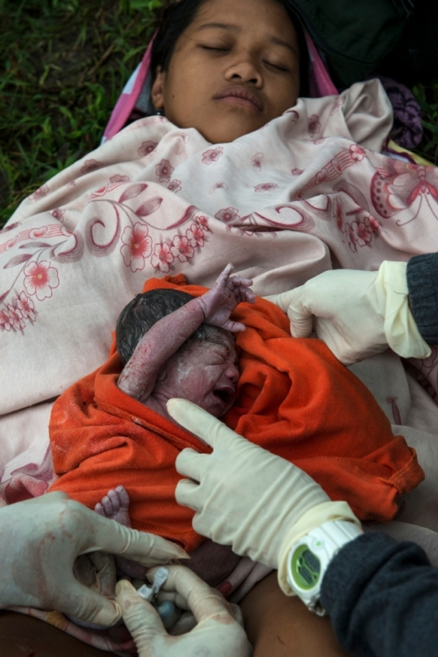 摄影师记录孕妇路边产子瞬间