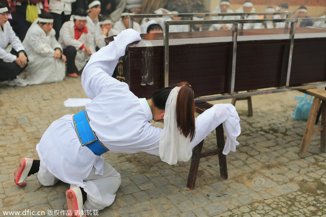 福建职业哭灵女 每月“哭”二十余场收入赛白领