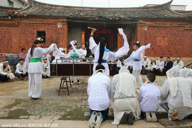 福建职业哭灵女 每月“哭”二十余场收入赛白领