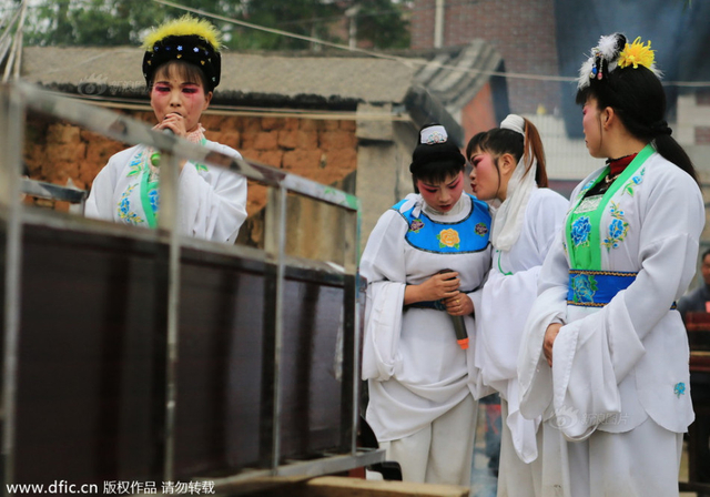 福建职业哭灵女 每月“哭”二十余场收入赛白领