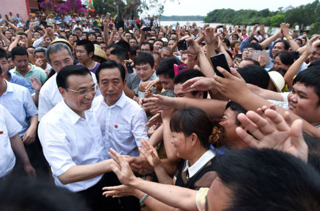 李克强在海口考察 渔民赠总理特殊礼物