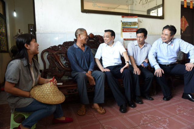 李克强在海口考察 渔民赠总理特殊礼物