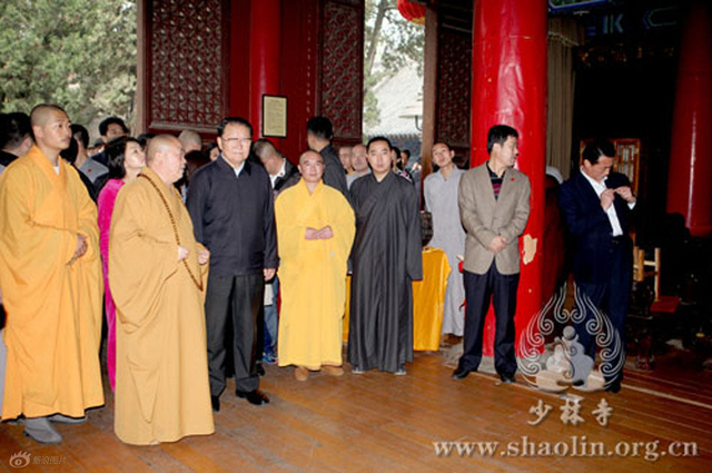 李长春参观少林寺看功夫表演