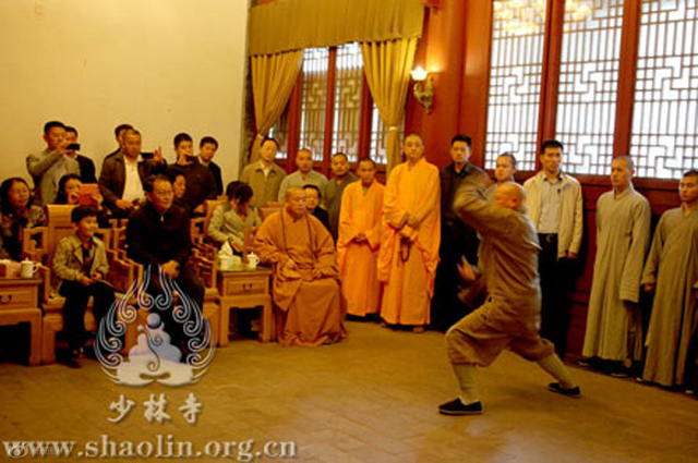 李长春参观少林寺看功夫表演