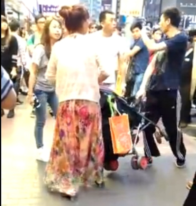 内地小孩香港街头小便 父母与港人起冲突