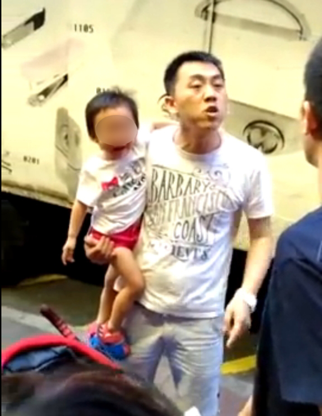 内地小孩香港街头小便 父母与港人起冲突