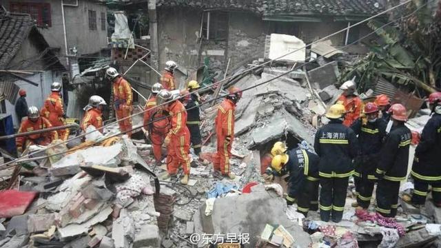 上海老式居民楼倒塌已救出5人(组图)