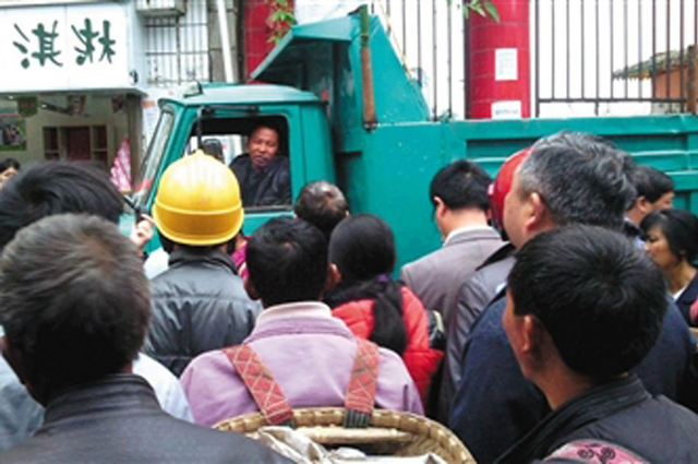 云南镇雄警方当街击毙男子引争议