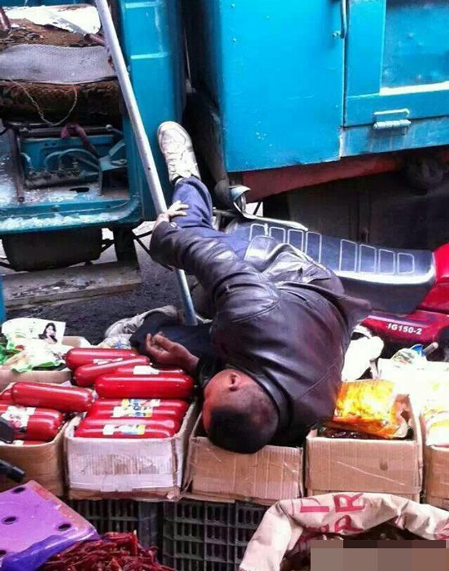 云南镇雄警方当街击毙男子引争议