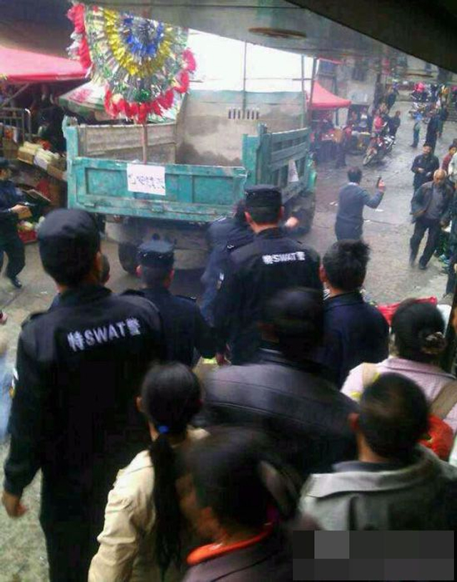 云南镇雄警方当街击毙男子引争议